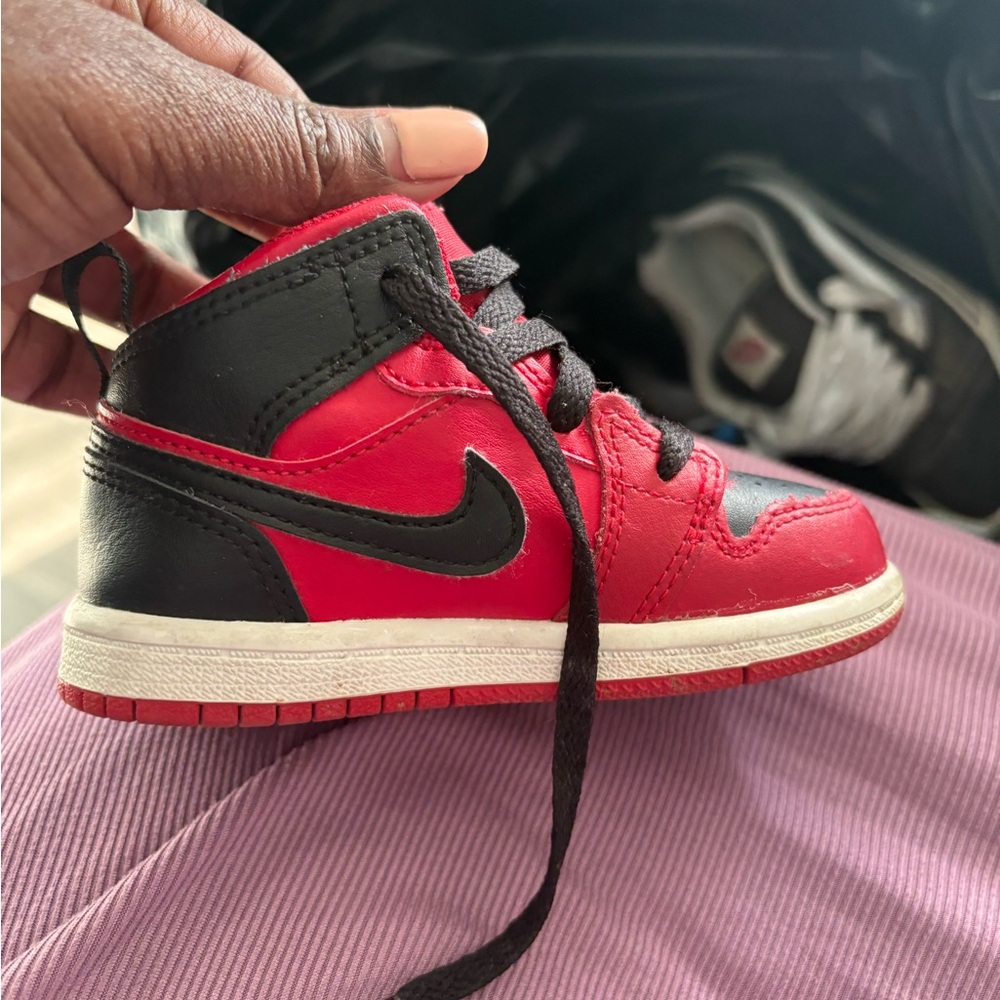 Jordan Red Sneakers Vibrant and Stylish - Picture 2 of 3